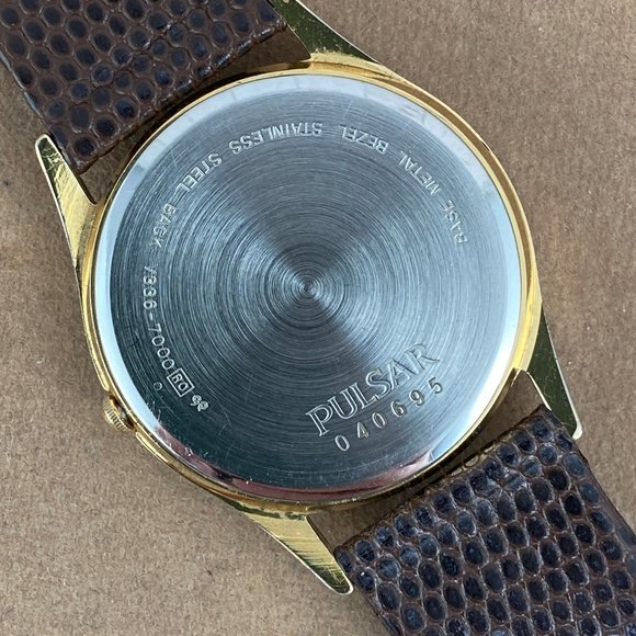 Vintage 2 Tone Gold and Silver Pulsar 12 Hour Watch 2 Sub Dials Day and Date - Picture 6 of 8